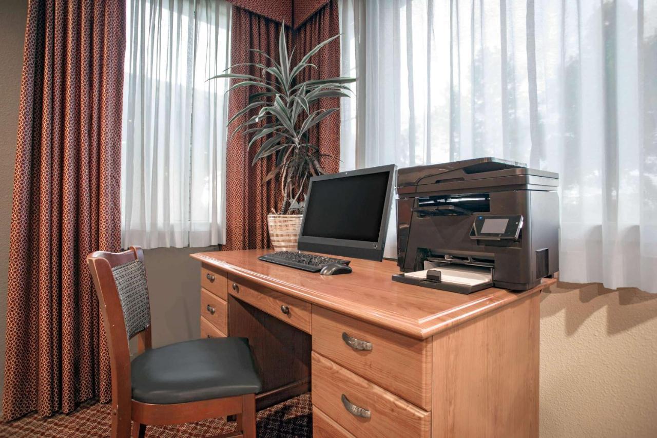 Hawthorn Suites By Wyndham Kent, Wa Екстер'єр фото