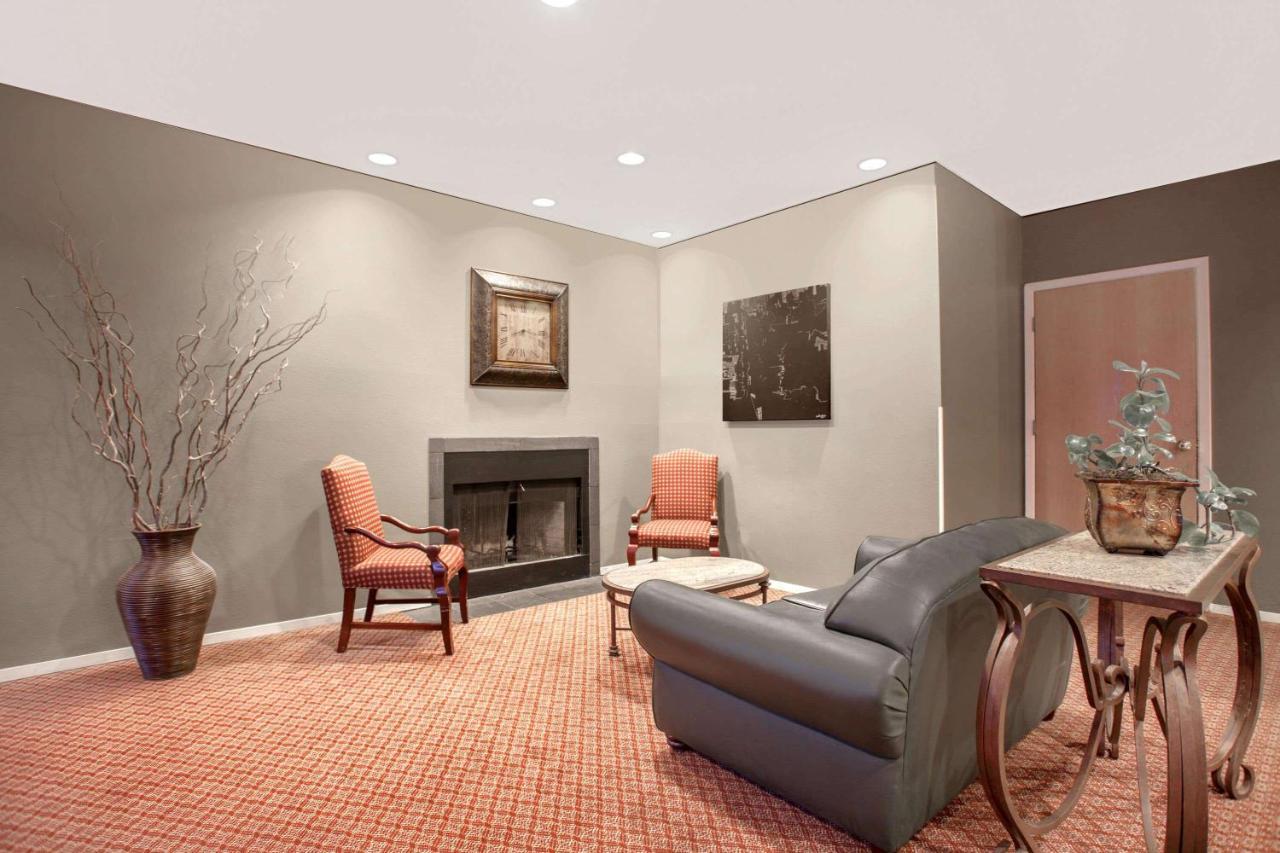 Hawthorn Suites By Wyndham Kent, Wa Екстер'єр фото