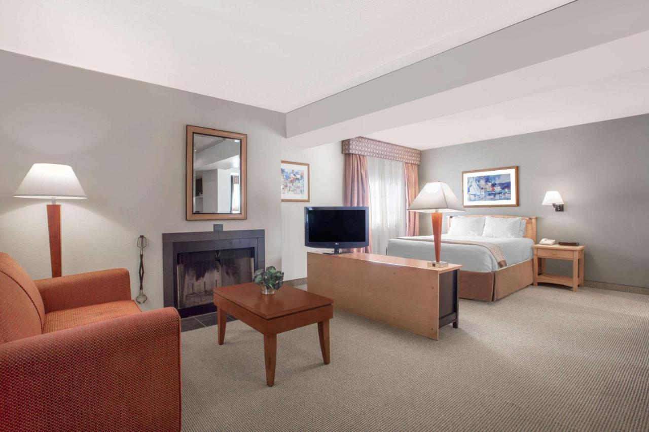 Hawthorn Suites By Wyndham Kent, Wa Екстер'єр фото