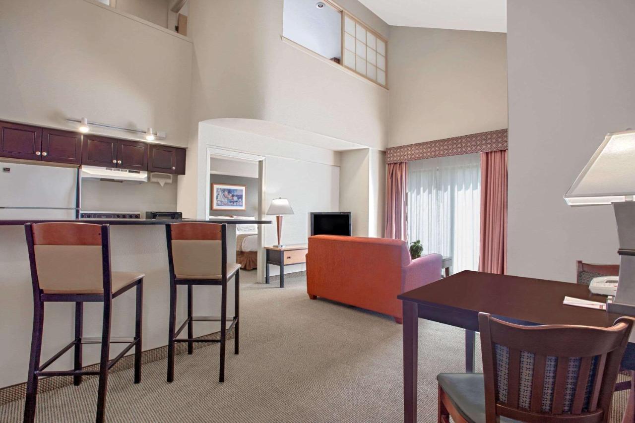 Hawthorn Suites By Wyndham Kent, Wa Екстер'єр фото