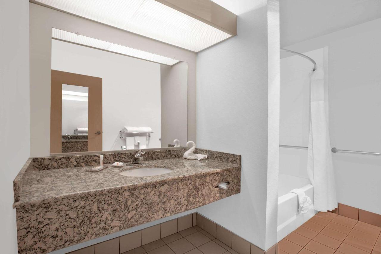 Hawthorn Suites By Wyndham Kent, Wa Екстер'єр фото